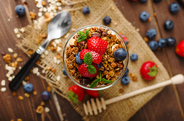 포토 JPG 해외이미지 열매 음식 다이어트 과일 유리 디저트 건강 사람없음 목재 빨간색 숟가락 식사 우유 견과류 흰색 신선 사발 달콤 아침식사 상품 시리얼 크림 유기농 블루베리 산딸기 꿀 요거트 내추럴 뮤즐리 바이오 숙성 채식주의자 귀리 해외202004 해외포토 나무 식물 웰빙 컬러 재료 재질 유제품 곡류 수저 사기그릇 맛 채식 파일형식 이미지허브