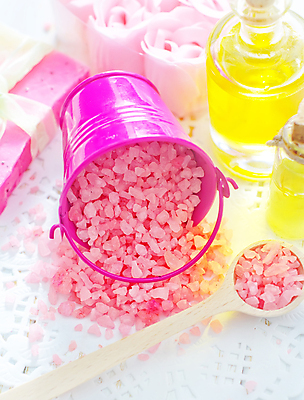 포토 JPG 해외이미지 분홍색 사람없음 장미 숟가락 스파 오일 양동이 스파용품 비누 입욕소금 해외202004 해외포토 꽃 음식 컬러 수저 위생용품 화장품 미용용품 오브젝트 소금 파일형식 이미지허브