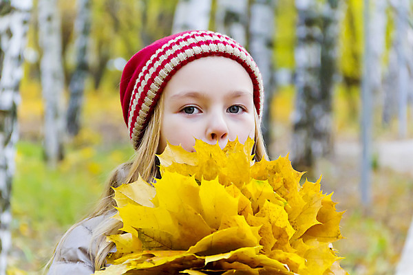 포토 JPG 해외이미지 식물 백인 1 학생 여학생 여자 유럽 어린이 잎 한명 빨간색 금발 가을 흰색 표현 9 8 6 허브 7 해외202004 해외포토 서양인 헤어스타일 계절 나라 컬러 사람 숫자 파일형식 이미지허브