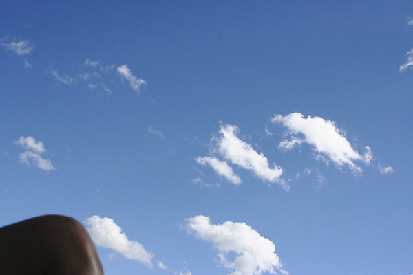 포토 JPG 해외이미지 구름 여자 모래 여행 하늘 엄마 휴가 숙이기 사람없음 야외 물 여름 파란색 컬러풀 맑음 흰색 선탠 해외202004 해외포토 자연요소 계절 컬러 포즈 가족 날씨 사람 파일형식 이미지허브