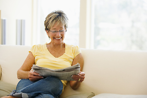포토 JPG 해외이미지 백인 라이프스타일 여자 노년 행복 종이 안경 여유 거실 실내 한명 사람 앉기 가로 소파 독서 휴게실 신문 뉴스 60대 은퇴 카피스페이스 해외202004 해외포토 서양인 1 잡화 감정 의자 모션 성인 내부 생활 간행물 공백 파일형식 이미지허브