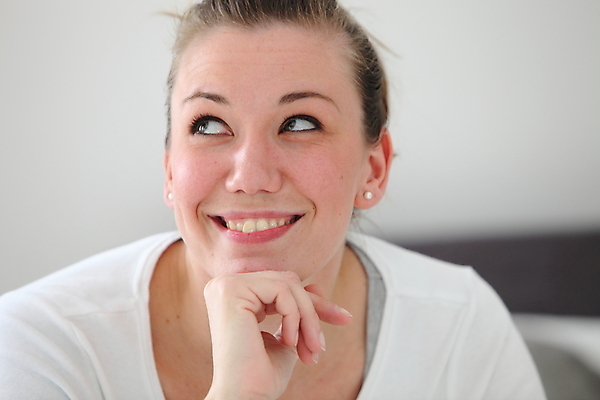 포토 JPG 해외이미지 손 여자 행복 생각 설계 아이디어 한명 사람 희망 꿈 명상 만족 긍정 턱 배려 해외202004 해외포토 1 감정 컨셉 신체부위 파일형식 이미지허브