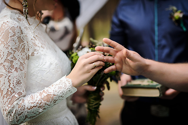 포토 JPG 해외이미지 손 여자 남자 결혼 결혼식 실내 상반신 성인 두명 앞모습 옆모습 아웃포커스 신체부위 잡기 결혼반지 신랑신부 성인만 해외202004 해외포토 신부_웨딩 뷰포인트 신랑 모션 촬영기법 사람 이벤트 내부 반지 파일형식 이미지허브