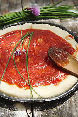 포토 JPG 해외이미지 접시 피자 실내 사람없음 허브 반죽 바르기 밀가루 토마토소스 나무숟가락 나무탁자 해외202004 해외포토 식물 식기 모션 탁자 패스트푸드 서양음식 내부 숟가락 소스_음식 가루 파일형식 이미지허브