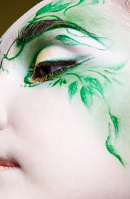 포토 JPG 해외이미지 백인 응시 여자 컨셉 요정 실내 한명 근접촬영 성인 옆모습 신체부위 초록색 나뭇잎모양 페이스페인팅 성인여자한명만 해외202004 해외포토 모양 서양인 1 시선 뷰포인트 컬러 나뭇잎 사람 내부 여자한명만 성인여자만 파일형식 이미지허브