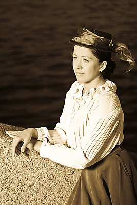 포토 JPG 해외이미지 백인 응시 드레스 옷 여자 유럽 얼굴 파도 갈색머리 한명 서기 파란색 강 치마 유행 항구 어둠 수확 흰색 도시 바느질 복고 세피아 옛날 캡모자 스타일 해외202004 해외포토 서양인 모자_잡화 1 헤어스타일 시선 나라 바다 컬러 농업 교통시설 모션 하의 촬영기법 사람 신체부위 파일형식 이미지허브