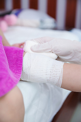 포토 JPG 해외이미지 어린이 건강 사람 사람없음 치료 세로 약 건강관리 고통 환자 대접 도움 상처 사건 붕대 무릎 돌봄 치유 해외202004 해외포토 감정 컨셉 의학 모션 관리 신체부위 파일형식 이미지허브