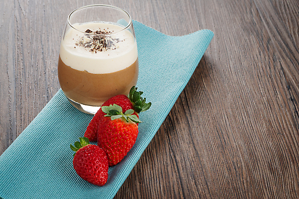 포토 JPG 해외이미지 딸기 디저트 잔 실내 사람없음 식탁보 달콤 무스 초코맛 나무배경 해외202004 해외포토 식기 음식 백그라운드 과일 내부 초콜릿 맛 파일형식 이미지허브