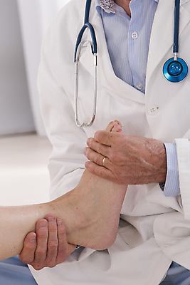 포토 JPG 해외이미지 백인 직업 여자 남자 발 휴식 건강 병원 사람 사람없음 치료 약 고통 환자 의사 탐험 마사지 마사지사 근육질 테라피 발목 내추럴 거짓말 돌봄 물리치료 물리치료사 치료사 치유 안락 해외202004 해외포토 서양인 감정 컨셉 의학 모션 근육 신체부위 뷰티 의료진 몸매 파일형식 이미지허브