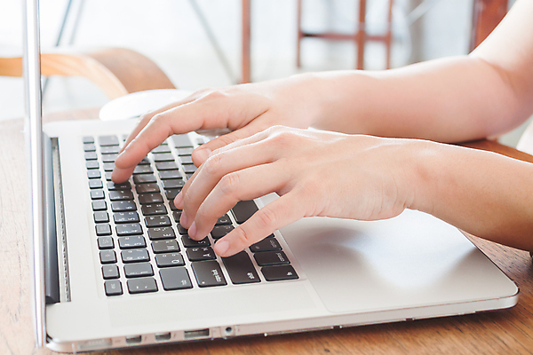 포토 JPG 해외이미지 라이프스타일 인터넷 비즈니스 주택 실내 사람없음 컴퓨터 유행 디지털 공책 웹 작업 스마트 와이파이 개성 내추럴 쉬운 얇은 특별함 스타일 힙스터 해외202004 해외포토 패션 컨셉 문구용품 내부 건물 생활 전자제품 무선인터넷 파일형식 이미지허브