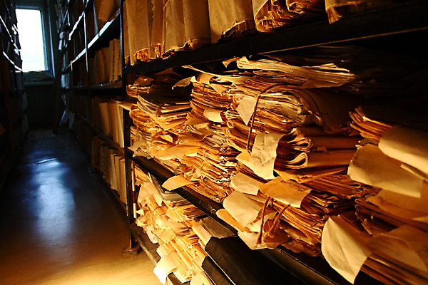 포토 JPG 해외이미지 종이 창문 선반 사람없음 사무실 쌓기 자료 정보 업무 조직 그룹 역사 도서관 검색 준비 문서 파일 폴더 수납 질서 흙더미 유지 목록 보관소 옛날 해외202004 해외포토 교육 가구 비즈니스 모션 흙 예절 작업 저장 파일형식 더미 이미지허브