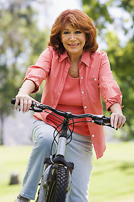 포토 JPG 해외이미지 전신 라이프스타일 공원 여자 노년 행복 여유 건강 한명 미소 야외 세로 자전거 시골 60대 승차 은퇴 순환 히스패닉 해외202004 해외포토 1 공공시설 감정 모션 표정 사람 성인 생활 바이크 파일형식 이미지허브