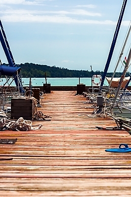 포토 JPG 해외이미지 나무 1 길 호수 선 밧줄 바다 휴가 항해 사람없음 목재 물 여름 파란색 항구 봄 산책 산책로 무대 바위 가장자리 작음 갑판 방파제 심플 종료 뱃놀이 해외202004 해외포토 자연요소 식물 계절 공공시설 줄 컬러 배_교통 재료 교통시설 휴식 전통놀이 돌_바위 둘레 크기 파일형식 이미지허브