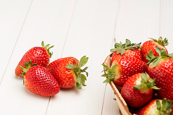 포토 JPG 해외이미지 딸기 실내 사람없음 달콤 흰배경 담기 과일바구니 해외202004 해외포토 백그라운드 과일 모션 내부 바구니 흰색 맛 파일형식 이미지허브