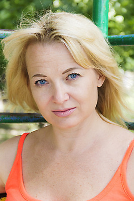 포토 JPG 해외이미지 백인 1 여자 유럽 한명 파란색 금발 흰색 해외202004 해외포토 서양인 헤어스타일 나라 컬러 사람 파일형식 이미지허브