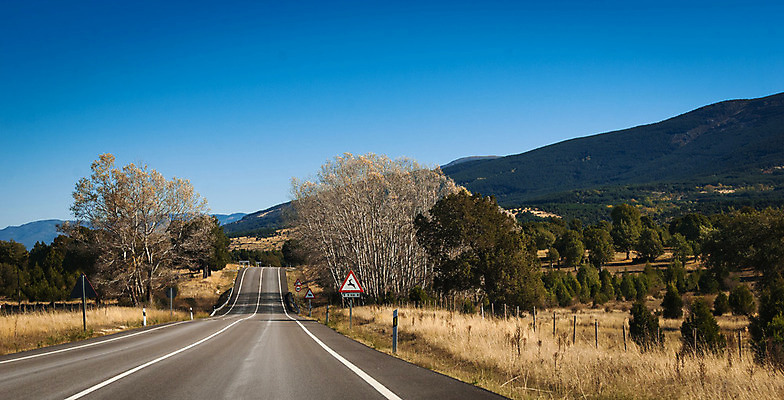 포토 JPG 해외이미지 나무 도로 길 선 여행 하늘 산 풍경 사람없음 파란색 운전 시골 고속도로 보행로 승차 언덕 암초 스카이라인 수평선 해외202004 해외포토 식물 컬러 교통시설 모션 파일형식 이미지허브