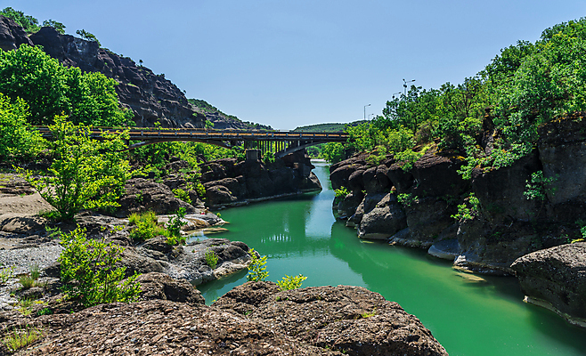 포토 JPG 해외이미지 식물 유럽 여행 자연 하늘 휴가 휴식 산 파노라마 풍경 사람없음 야외 초록색 물 여름 강 환경 골짜기 계곡 맑음 바위 틈 가장자리 돌산 발굴 그리스 언덕 호기심 암초 발칸반도 지질학 화강암 메테오라 해외202004 해외포토 자연요소 계절 교육 감정 나라 컬러 컨셉 날씨 촬영기법 세계문화유산 암석 돌_바위 둘레 생태계 파일형식 이미지허브