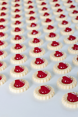 포토 JPG 해외이미지 공장 실내 사람없음 쿠키 흰배경 일렬 많음 해외202004 해외포토 백그라운드 컨셉 공업 디저트 내부 흰색 파일형식 이미지허브