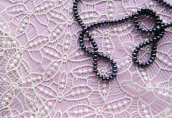 포토 JPG 해외이미지 디자인 여자 분홍색 백그라운드 목걸이 장신구 팔찌 휴가 선물 사람없음 장식 빛 유행 검은색 수확 흰색 원형 화려 지갑 고급 우아함 정상 보석 수집 복고 파스텔톤 스타일 해외202004 해외포토 도형 컬러 컨셉 농업 사람 광석 파일형식 이미지허브