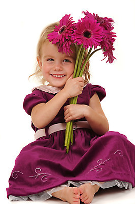 포토 JPG 해외이미지 꽃 딸 행복 어린이 꽃다발 꽃무늬 선물 한명 사람 금발 잡기 생일 치아 주기 데이지 거베라 걸음마 어머니의날 해외202004 해외포토 식물 1 헤어스타일 기념일 감정 무늬 가족 모션 소화기관 미국문화 파일형식 이미지허브