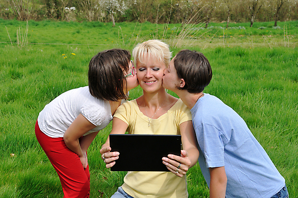 포토 JPG 해외이미지 라이프스타일 여자 인터넷 통신 가족 키스 사람 잔디 성인 야외 세명 노트북 컴퓨터 태블릿 알약 디지털 정원 공책 업무 해외202004 해외포토 식물 관계 문구용품 생활 전자제품 스마트기기 약 작업 애정표현 파일형식 이미지허브