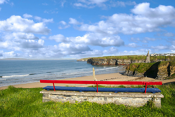 포토 JPG 해외이미지 길 모래 벽 파도 바다 여행 벤치 의자 하늘 그림자 풍경 사람없음 빨간색 초록색 물 여름 파란색 울타리 탑 절벽 바위 성 역사 재산 황금 아일랜드 대서양 고립 옛날 왕국 해외202004 해외포토 자연요소 건축물 계절 유럽 컬러 가구 금융 담장 돌_바위 파일형식 이미지허브