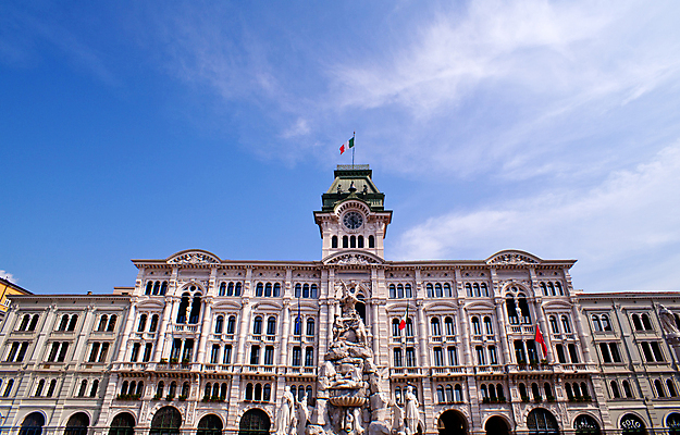 포토 JPG 해외이미지 문화 파도 시계 조각 가로등 건축양식 미술 안전 사람없음 초록색 조각상 머리 탑 이탈리아 궁전 등불 깃발 재산 클래식 손목시계 묘사 보안 정사각형 타운 천연기념물 기관 유럽연합 정부 해외202004 영광군 해외포토 도형 건축물 공공시설 건축 유럽 바다 컬러 컨셉 고건축 장신구 문화예술 조명 신체부위 금융 조형물 도시 전라남도 파일형식 이미지허브