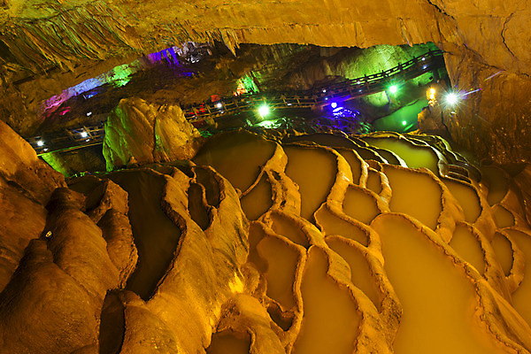 포토 JPG 해외이미지 여행 자연 풍경 사람없음 내부 물 빛 컬러풀 여행객 중국 바위 동굴 지역 층 종유석 해외202004 해외포토 자연요소 아시아 컬러 사람 돌_바위 생태계 파일형식 이미지허브