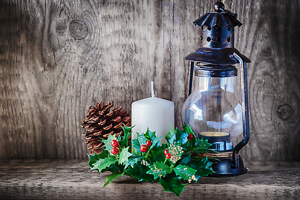 포토 JPG 해외이미지 크리스마스 탁자 휴가 프레임 실내 사람없음 목재 가로 컬러풀 화환 골동품 시골 축하 솔방울 구식 옛날 해외202004 해외포토 나무 기념일 꽃 컬러 가구 컨셉 재료 내부 파일형식 이미지허브