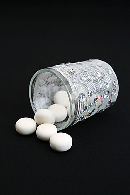 포토 JPG 해외이미지 그릇 유리 검은배경 사탕 선물 사람없음 장식 빛 과자 흰색 맛 철사 다과 구슬장식 해외202004 해외포토 식기 컬러 백그라운드 컨셉 재질 디저트 검은색 구슬 파일형식 이미지허브