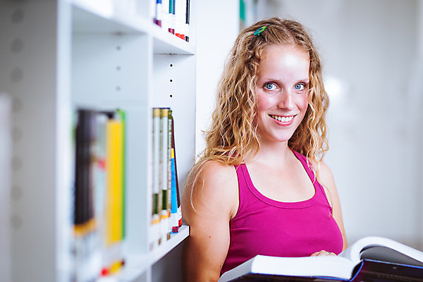 포토 JPG 해외이미지 백인 1 학생 여자 교육 남자 행복 교실 학교 선반 함께함 한명 서기 사람 성인 10대 책 가로 스터디 금발 교사 공책 우정 시험 정보 흰색 기록 작업 자신감 도서관 읽기 검색 대학교 주인 패기 해외202004 해외포토 서양인 직업 헤어스타일 감정 컬러 가구 컨셉 모션 청소년 문구용품 친구 학습 파일형식 이미지허브