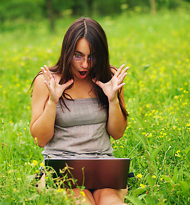 포토 JPG 해외이미지 모델 1 학생 옷 여자 비즈니스 모션 자연 모바일 휴가 한명 사람 성인 야외 초록색 여름 노트북 컴퓨터 놀람 터치 충격 해외202004 해외포토 계절 감정 컬러 표정 전자제품 생태계 파일형식 이미지허브