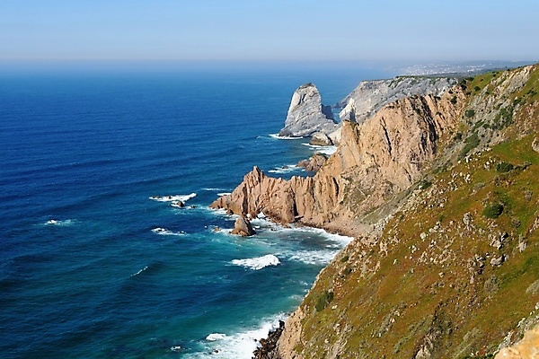 포토 JPG 해외이미지 유럽 파도 바다 곡선 자연 하늘 휴가 풍경 경사 사람없음 야외 물 여름 파란색 컬러풀 노란색 맑음 안개 바위 흰색 만 서핑 떨어짐 망토 포르투갈 그림 암초 사암 멀리 대서양 수평선 해외202004 해외포토 자연요소 계절 나라 선 컬러 컨셉 날씨 돌_바위 수상스포츠 생태계 파일형식 이미지허브