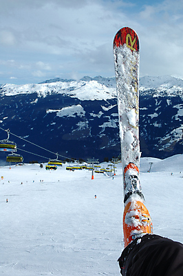 포토 JPG 해외이미지 구름 스포츠 의자 하늘 휴가 스키 산 부츠 경사 사람없음 야외 계곡 흰색 정상 서리 알프스 리프트 스키선수 절정 유대감 해외202004 해외포토 자연요소 유럽 컬러 가구 신발 겨울스포츠 운동선수 파일형식 이미지허브