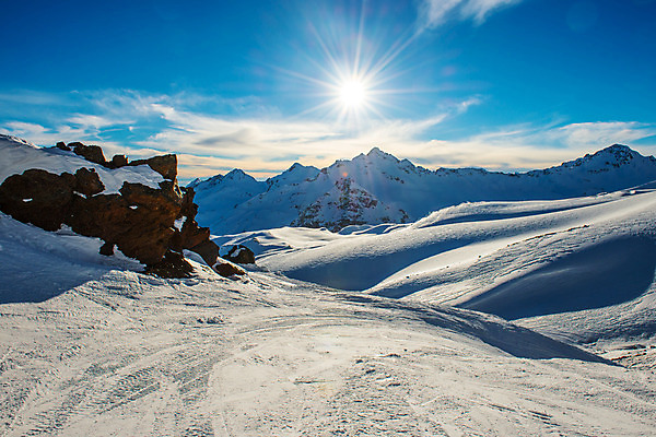 포토 JPG 해외이미지 구름 계절 유럽 스포츠 여행 겨울 자연 하늘 휴가 스키 산 풍경 경사 사람없음 야외 파란색 태양 맑음 얼음 추위 안개 흰색 스노우보드 정상 고도 언덕 휴양지 빙하 오르기 알프스 절정 눈내림 해외202004 해외포토 자연요소 나라 컬러 모션 날씨 겨울스포츠 눈_날씨 장소 보드_스포츠 생태계 파일형식 이미지허브