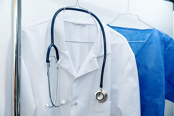 포토 JPG 해외이미지 직업 옷 교육 백그라운드 컨셉 셔츠 유니폼 청진기 매달리기 건강 병원 실험 사람없음 파란색 약 재킷 장비 간호사 의사 코트 흰색 실험실 옷걸이 종업원 직원 외과 돌봄 해외202004 해외포토 컬러 상의 의학 의료기기 모션 외투 의료진 파일형식 이미지허브