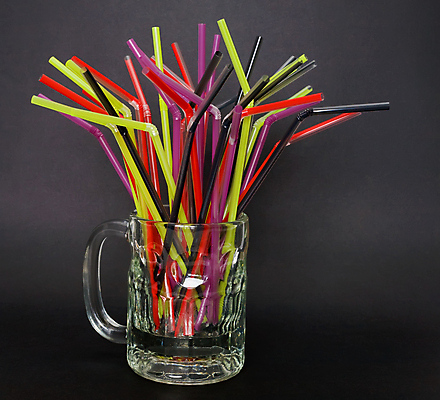 포토 JPG 해외이미지 손 패턴 유리 검은배경 빨대 사람없음 컬러풀 노란색 검은색 머그컵 잡기 해외202004 해외포토 컬러 백그라운드 무늬 모션 재질 신체부위 컵 파일형식 이미지허브