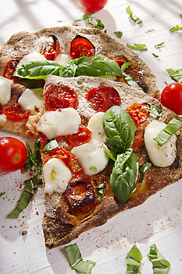 포토 JPG 해외이미지 조각 토마토 피자 실내 그림자 사람없음 자르기 흰배경 바질 모짜렐라치즈 해외202004 해외포토 백그라운드 채소 모션 치즈 패스트푸드 서양음식 내부 흰색 파일형식 이미지허브