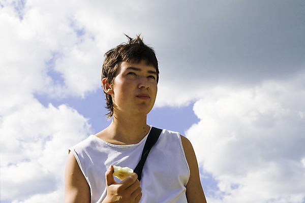 포토 JPG 해외이미지 구름 남자 행복 얼굴 음식 과일 하늘 건강 한명 사람 소년 10대 파란색 청춘 머리 표현 신선 잡기 사과 먹기 유기농 제의 해외202004 해외포토 자연요소 1 웰빙 감정 어린이 컬러 컨셉 모션 청소년 신체부위 파일형식 이미지허브