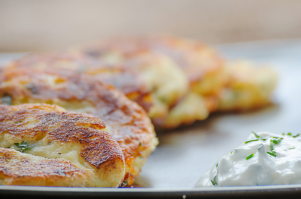 포토 JPG 해외이미지 전통 접시 문화 음식 채소 휴가 치즈 감자 요리 사람없음 초록색 갈색 케이크 식사 저녁식사 튀김 뜨거움 고명 황금 맛 아침식사 굽기 크림 속도 준비 상쾌 유대인 팬케이크 점심식사 채식주의자 핸드메이드 해외202004 해외포토 식기 감정 컬러 컨셉 디저트 유제품 구이 채식 파일형식 이미지허브