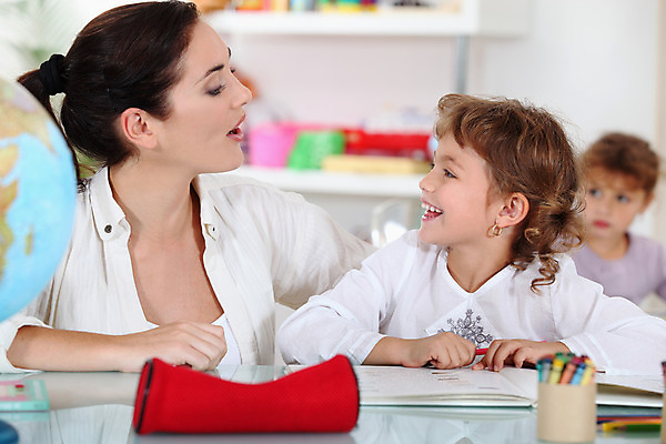 포토 JPG 해외이미지 백인 학생 여자 행복 어린이 교실 학교 수업 미소 웃음 풍경 책 세명 30대 세계 연필 갈색 지구본 교사 어둠 놀이방 흰색 기록 가르침 책상 그림 최초 해외202004 해외포토 서양인 직업 교육 감정 컬러 가구 학용품 표정 사람 장년 필기구 파일형식 이미지허브