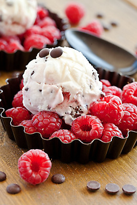 포토 JPG 해외이미지 접시 음식 분홍색 패턴 과일 아이스크림 디저트 사람없음 목재 장식 빨간색 세로 컬러풀 초콜릿 숟가락 냉동 얼음 추위 수확 시골 대접 신선 달콤 묘사 유기농 냅킨 산딸기 핸드메이드 카피스페이스 해외202004 해외포토 자연요소 나무 식기 웰빙 컬러 무늬 농업 재료 수저 공백 맛 파일형식 이미지허브