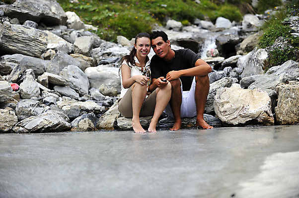 포토 JPG 해외이미지 백인 커플 남자 행복 자연 휴식 함께함 사랑 사람 성인 야외 두명 초록색 거짓말 해외202004 해외포토 서양인 감정 컬러 컨셉 관계 생태계 파일형식 이미지허브