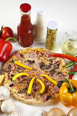 포토 JPG 해외이미지 스튜디오촬영 음식 조각 채소 재료 고추 양파 치즈 피자 패스트푸드 마늘 육류 사람없음 컬러풀 파티 식사 저녁식사 향신료 이탈리아문화 반죽 서빙 후추 토마토소스 점심식사 모짜렐라치즈 살라미 페퍼로니 해외202004 해외포토 컬러 식재료 유제품 서양음식 실내 이벤트 소스_음식 소시지 인스턴트 유럽문화 향미료 파일형식 이미지허브