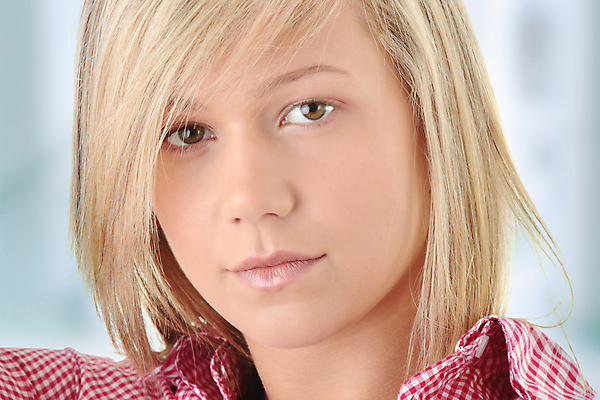 포토 JPG 해외이미지 백인 모델 1 학생 응시 여자 행복 얼굴 백그라운드 학교 한명 미소 사람 10대 파란색 청춘 금발 머리 유행 우주 기쁨 흰색 표현 치아 피부 해외202004 해외포토 서양인 헤어스타일 시선 교육 감정 컬러 컨셉 청소년 표정 신체부위 소화기관 파일형식 이미지허브