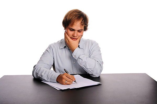 포토 JPG 해외이미지 직업 종이 돈 비즈니스 한명 펜 기록 업무 비즈니스맨 어플리케이션 책상 계약 사인 해외202004 해외포토 1 남자 가구 사람 필기구 작업 직장인 재산 파일형식 이미지허브