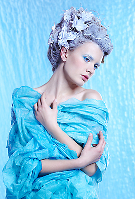 포토 JPG 해외이미지 백인 모델 헤어스타일 계절 여자 유럽 얼굴 조각 크리스마스 겨울 동화 요정 한명 사람 파란색 유행 냉동 얼음 추위 흰색 눈송이 화려 12월 피부관리 서리 공상 마법 눈보라 폭설 몽환 해외202004 해외포토 자연요소 서양인 1 기념일 나라 컬러 컨셉 눈_날씨 신체부위 뷰티 날짜 자연재해 파일형식 이미지허브