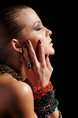 포토 JPG 해외이미지 백인 모델 손 여자 얼굴 포즈 장신구 팔찌 갈색머리 그림자 한명 사람 유행 귀걸이 화장품 회색 흰색 신선 반지 화려 손톱관리 손톱 보석 입술 어깨 스타일 해외202004 해외포토 서양인 1 헤어스타일 컬러 컨셉 신체부위 뷰티 네일아트 광석 파일형식 이미지허브