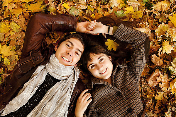 포토 JPG 해외이미지 나무 커플 공원 여자 남자 여행 백그라운드 잎 2 자연 휴가 사람 풍경 야외 두명 목재 빛 햇빛 태양 노란색 평화 일출 침묵 일몰 가을 도시 정상 장면 타운 거짓말 옛날 우크라이나 스타일 해외202004 해외포토 자연요소 식물 계절 공공시설 유럽 컬러 컨셉 재료 관계 노을 소리 생태계 파일형식 이미지허브