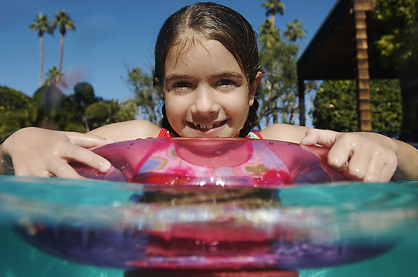 포토 JPG 해외이미지 주간 여자 수영복 여유 어린이 수영장 한명 상반신 야외 앞모습 여름휴가 바캉스 튜브 소녀한명만 해외202004 해외포토 자연요소 1 옷 감정 뷰포인트 휴가 사람 여자한명만 소녀만 파일형식 여름_계절 이미지허브